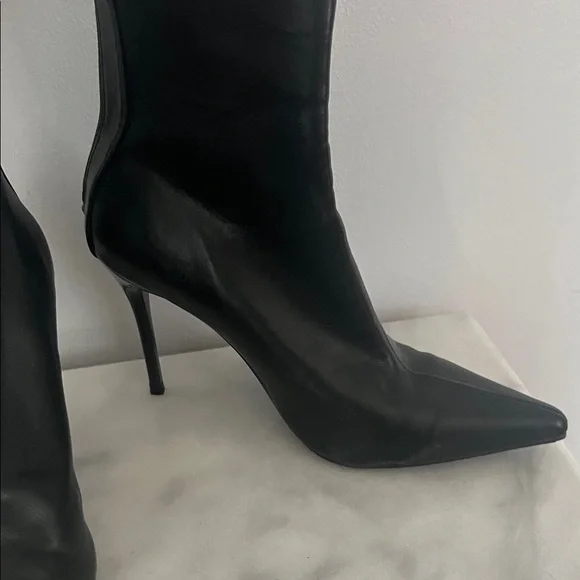 Elegant Black Stiletto Boots - Picture 2 of 6